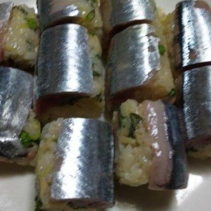 リピです。(^^)今回はちゃんと秋刀魚で作りました。酢飯にカイワレを入れてみました(^^)